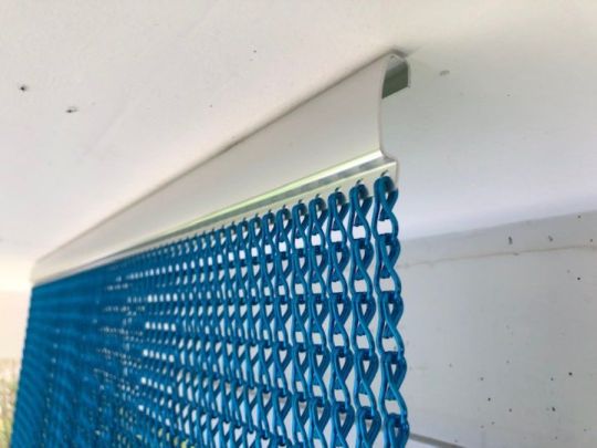 Türvorhang aus eloxierten Aluminiumketten